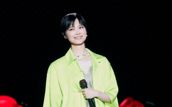 李宇春脱口秀谈穿衣开脱，黝黑修起性取向神话