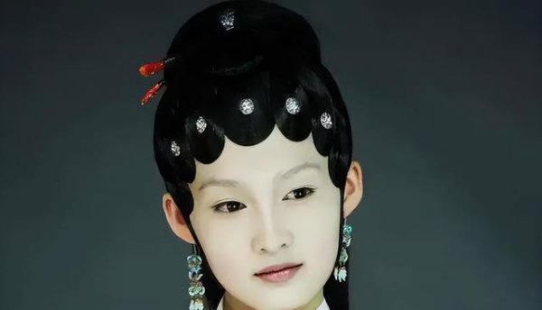 李沁新剧热播引热议，戏里火却依旧低调，被赞演技深湛不愧老前辈
