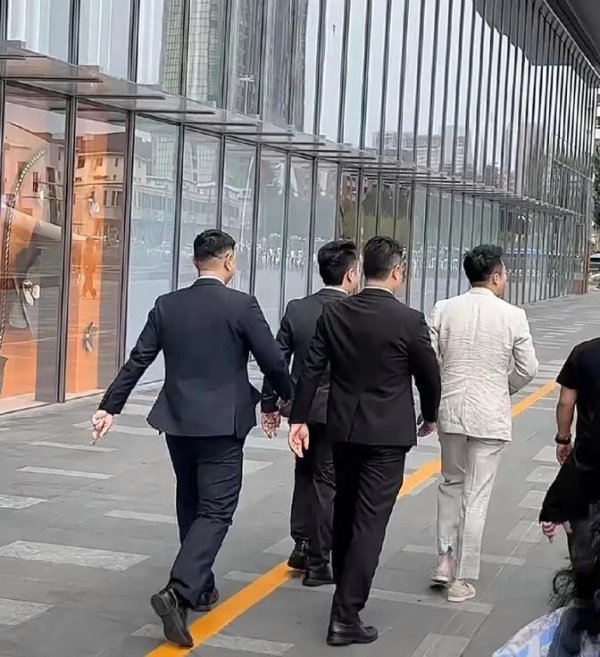 汪小菲新店开业后直奔家庭，草原团建见证亲子关切